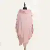 Poncho en maille rose pâle avec capuche fourrée et franges.