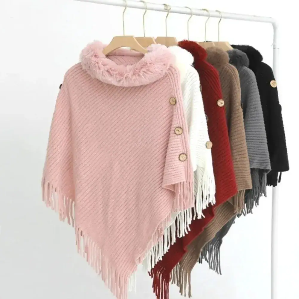 Poncho en maille à franges et capuche douce, disponible en plusieurs couleurs.