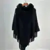 Poncho plaid noir à franges et capuche fourrée.