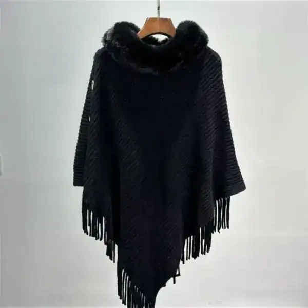 Poncho plaid noir à franges et capuche fourrée.