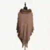 Poncho en maille marron avec capuche fourrée et franges.