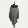Poncho plaid gris à franges et col fourrure synthétique.