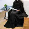 Poncho couverture polaire noire avec capuche, idéal pour lire sur le canapé.