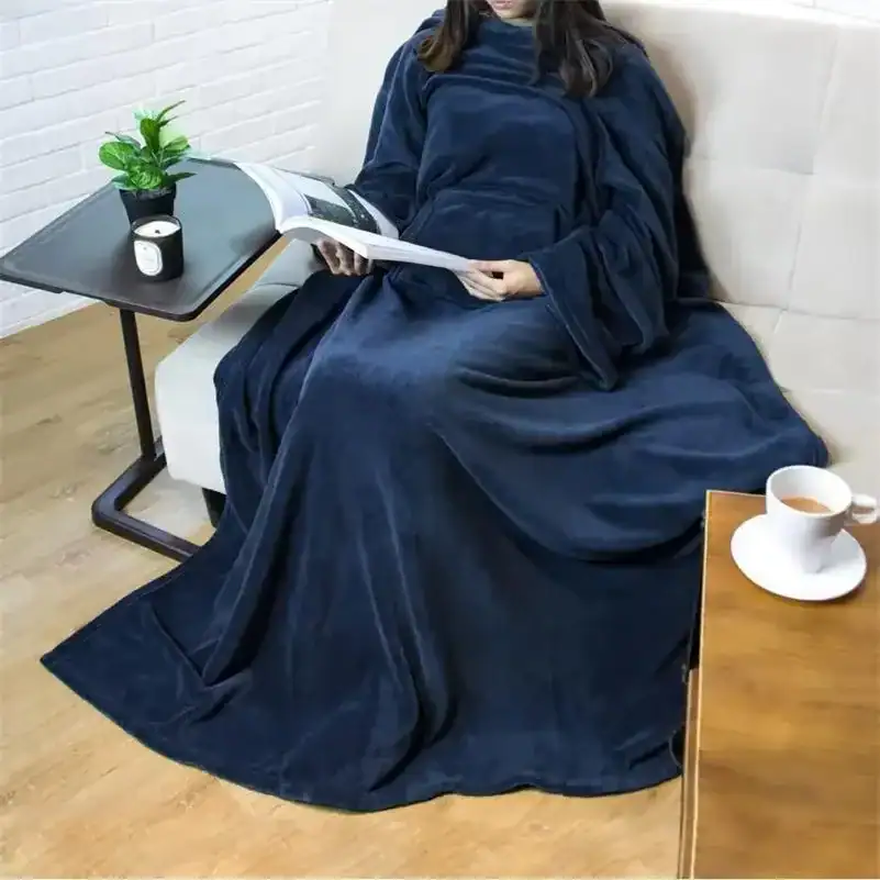 Poncho couverture polaire bleu marine avec capuche, confortable pour lire sur canapé.
