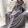 Poncho couverture polaire gris avec capuche et poches, confortable pour se détendre.