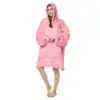 Poncho plaid rose avec capuche et poches, idéal pour se détendre.