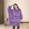 Poncho plaid violet avec capuche et poches, idéal pour se détendre à la maison.
