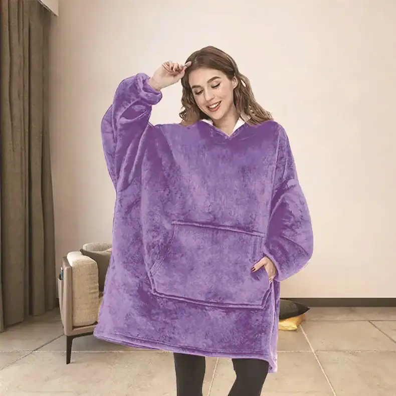 Poncho plaid violet avec capuche et poches, idéal pour se détendre à la maison.