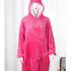 Poncho plaid rose vif avec capuche et poches, idéal pour se détendre à la maison.