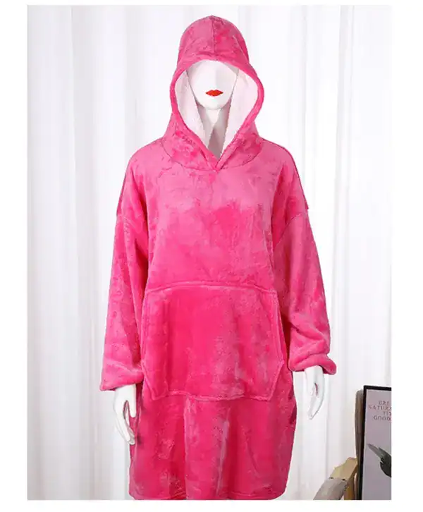 Poncho plaid rose vif avec capuche et poches, idéal pour se détendre à la maison.