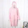 Poncho plaid rose à capuche avec poches, idéal pour le confort et le détente.