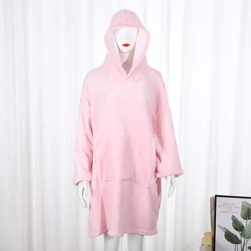 Poncho plaid rose à capuche avec poches, idéal pour le confort et le détente.