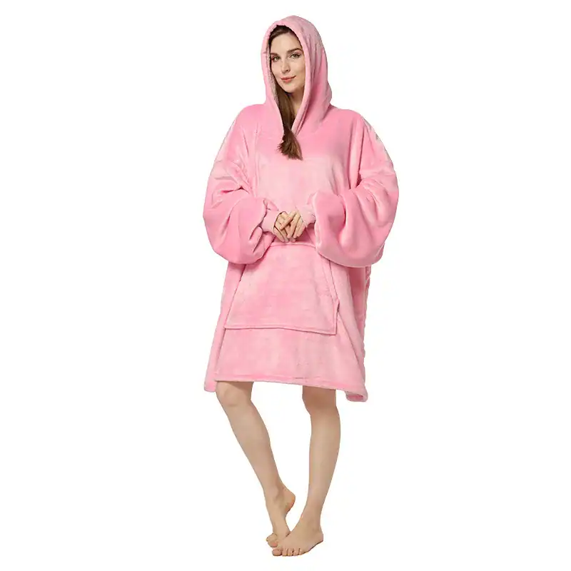 Poncho plaid rose avec capuche et poches, idéal pour se détendre.