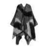 Poncho châle à motif gris et noir, coupe ample et sans manches.