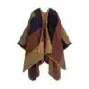 Poncho châle à motifs géométriques, couleurs terreuses, bordure dorée, sans capuche, style bohème.