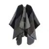 Poncho châle à motif carreaux gris et noir, coupe ample, sans manches, avec capuche intégrée.