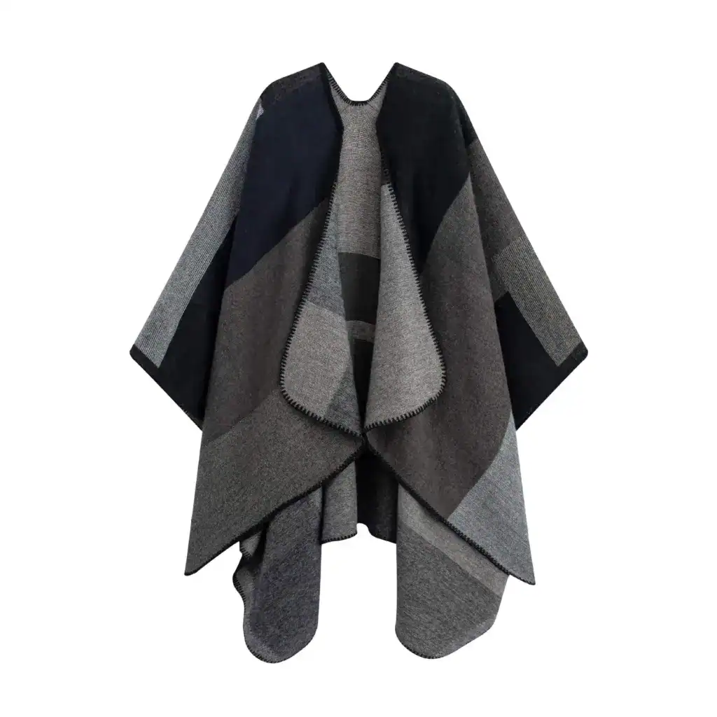 Poncho châle à motif carreaux gris et noir, coupe ample, sans manches, avec capuche intégrée.