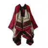 Poncho châle rouge, noir et beige à motifs de flocons de neige et motifs géométriques.