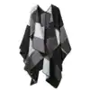 Poncho châle polaire à motif géométrique noir, gris et blanc avec bordure contrastée.