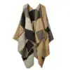 Poncho châle polaire à motif géométrique, couleurs beige, noir et gris.