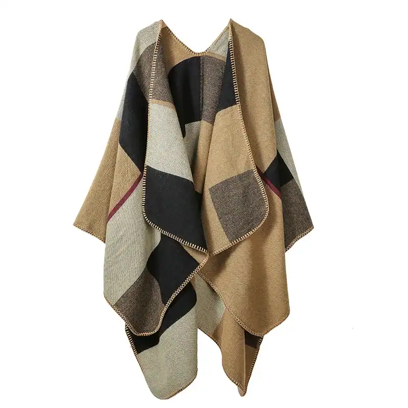 Poncho châle polaire à motif géométrique, couleurs beige, noir et gris.
