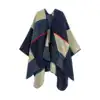 Poncho châle polaire à motif géométrique bleu et beige avec bordure rouge.