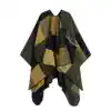 Poncho châle polaire à motif carreaux vert olive et beige.