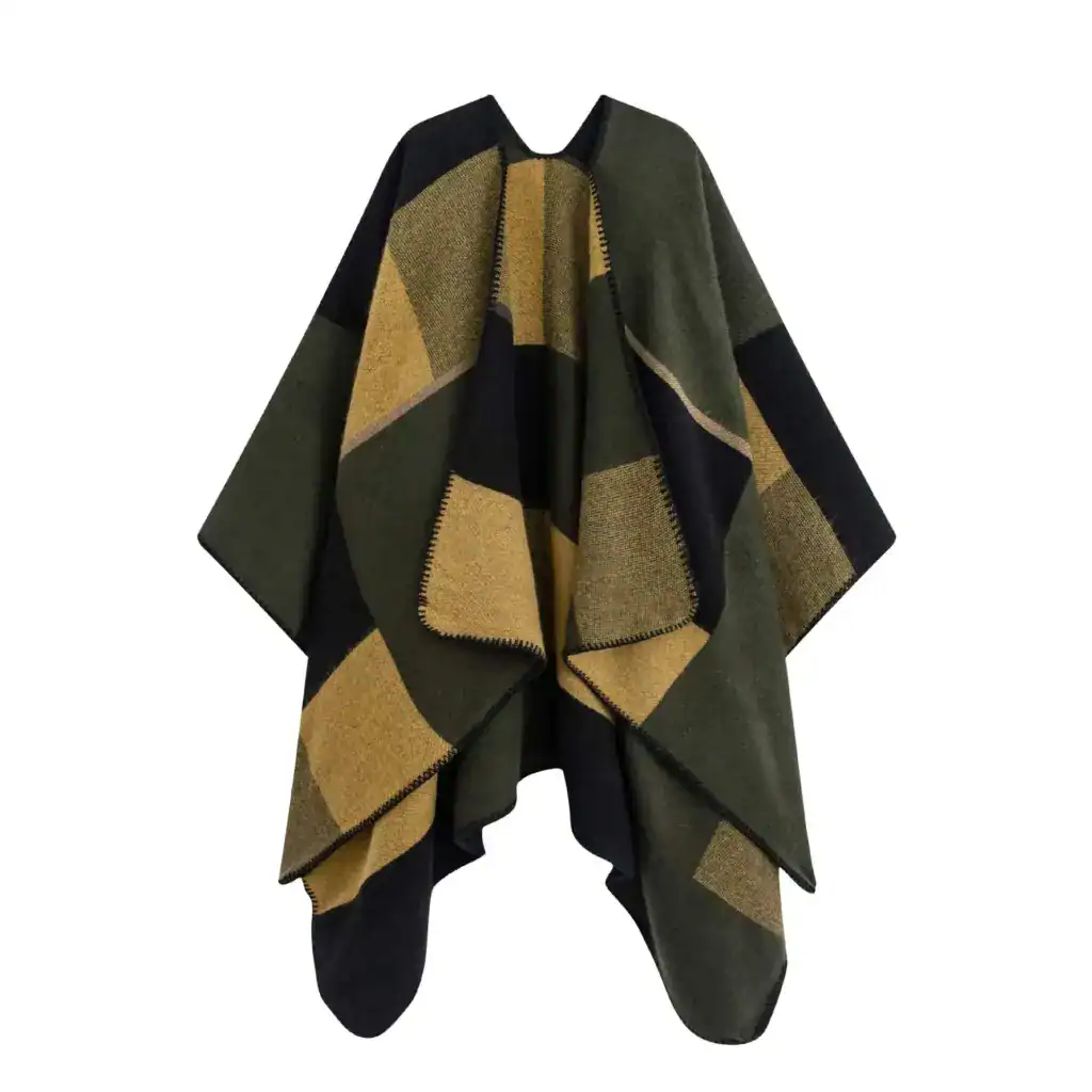 Poncho châle polaire à motif carreaux vert olive et beige.