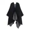 Poncho châle polaire noir avec doublure grise, coupe ample et sans manches.