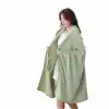 Poncho couverture plaid vert clair avec capuche et lien de serrage.