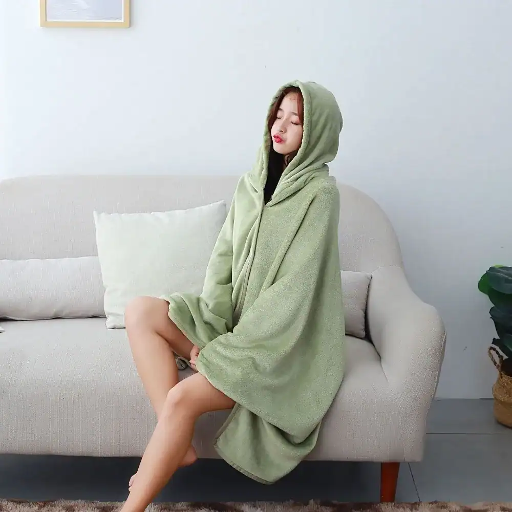 Poncho couverture plaid vert, capuche, confortable, pour détente à la maison.