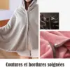 Poncho plaid doux avec capuche et boutons, détails de finition précise.