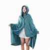 Poncho couverture plaid bleu turquoise avec capuche et boutons.