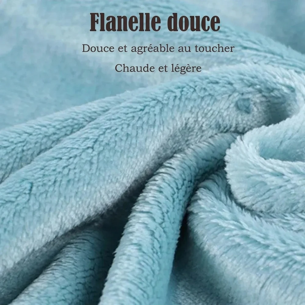 Gros plan sur la flanelle bleu ciel du poncho couverture plaid