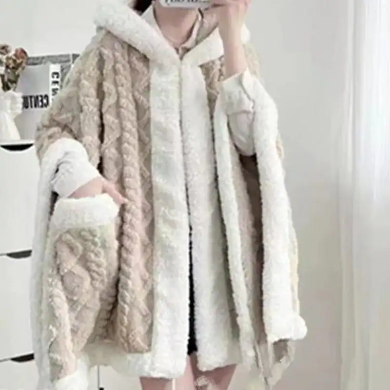 Poncho pilou pilou à motif torsadé beige et blanc, capuche doublée, poches avant.