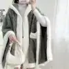 Poncho pilou pilou à capuche, motif plaid, doublure blanche, poches avant.