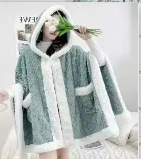 Poncho pilou pilou à capuche avec bordure blanche et motif texturé.