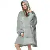 Poncho plaid gris avec capuche et poches avant.