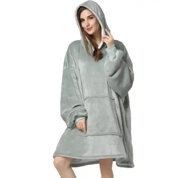 Poncho plaid gris avec capuche et poches avant.