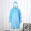 Poncho plaid bleu ciel avec capuche et poches, présenté sur mannequin.