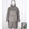 Poncho plaid gris à capuche et manches longues, idéal pour le confort.