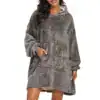 Poncho plaid gris à capuche et poches, manches longues, look confortable.