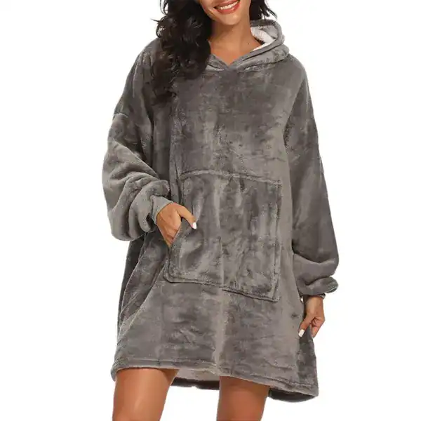 Poncho plaid gris à capuche et poches, manches longues, look confortable.
