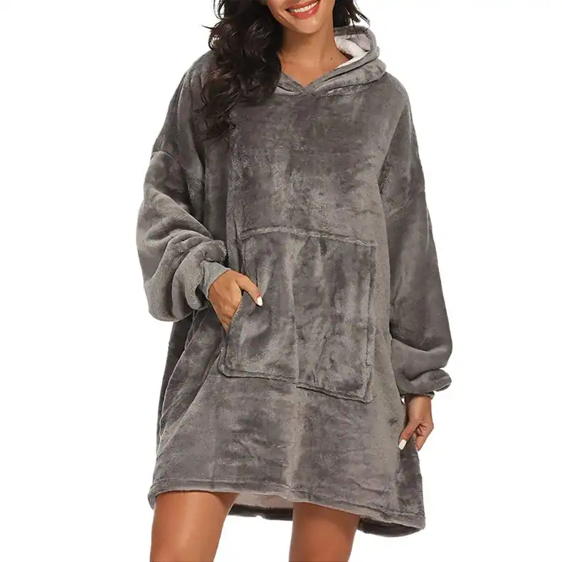 Poncho plaid gris à capuche et poches, manches longues, look confortable.
