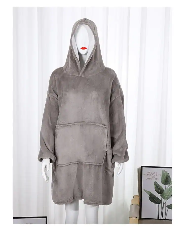Poncho plaid gris à capuche et manches longues, idéal pour le confort.