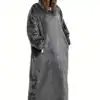 Poncho plaid gris avec capuche et poches, look confortable.