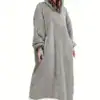 Poncho plaid gris avec capuche et poches, confortable et doux.
