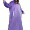 Poncho plaid violet avec capuche et poches, look confortable.