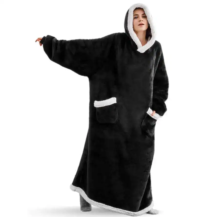 Poncho plaid noir avec capuche et poches, bordure blanche douce.