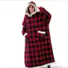 Poncho plaid rouge et noir avec capuche et poches.